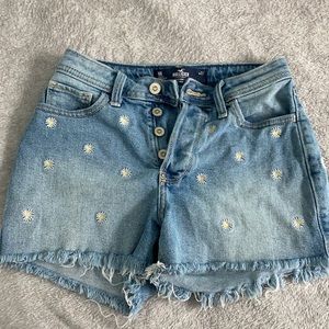 Hollister high-rise mom short 3” With daisys
